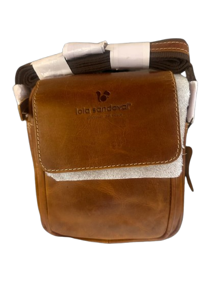 ESPAÑA MARCA LOLA SANDOVAL HOMBRE COLOR MARRON CLARO – BOLSO PIEL